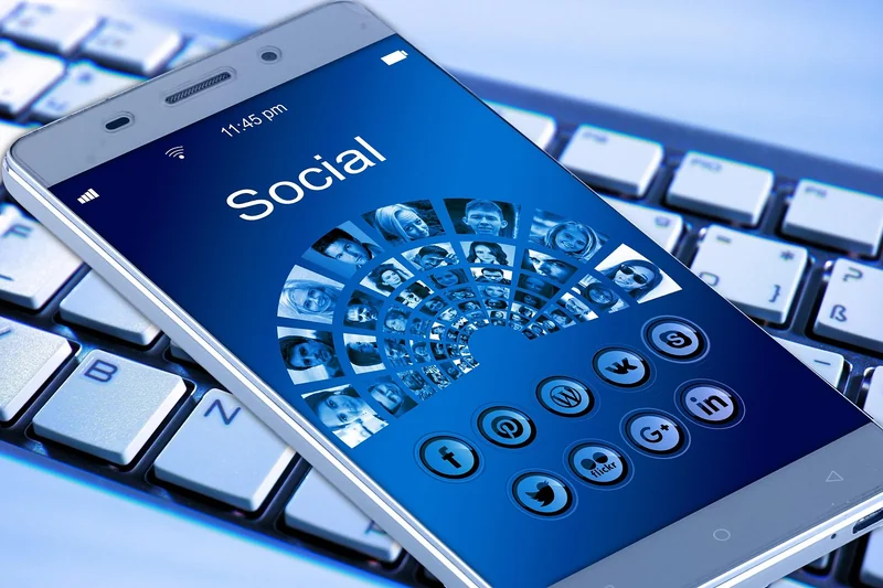 Les réseaux sociaux : une fenêtre contrôlée